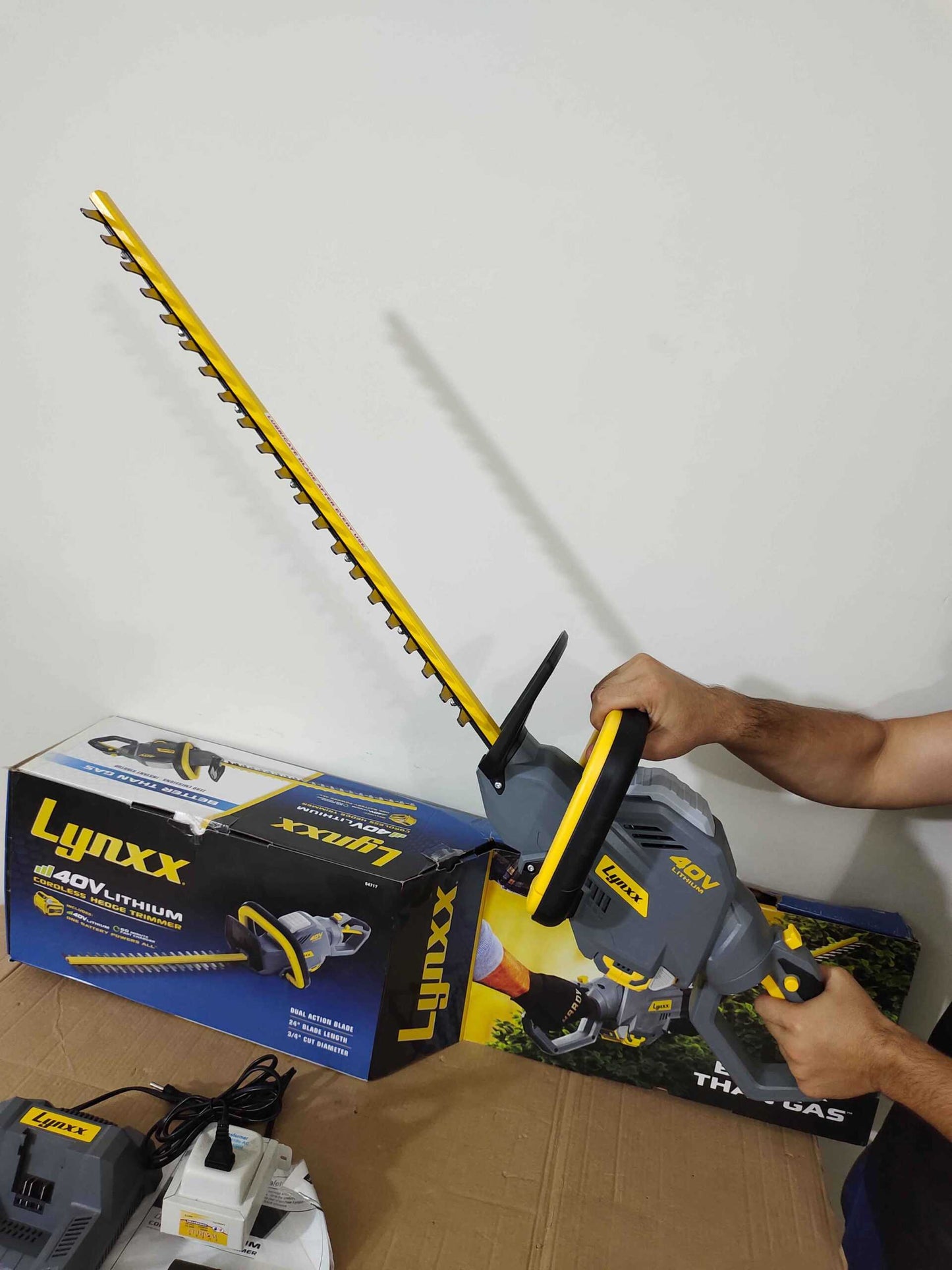 Lynxx 40V Lithium Cordless Hedge Trimmer ( USA LOT)