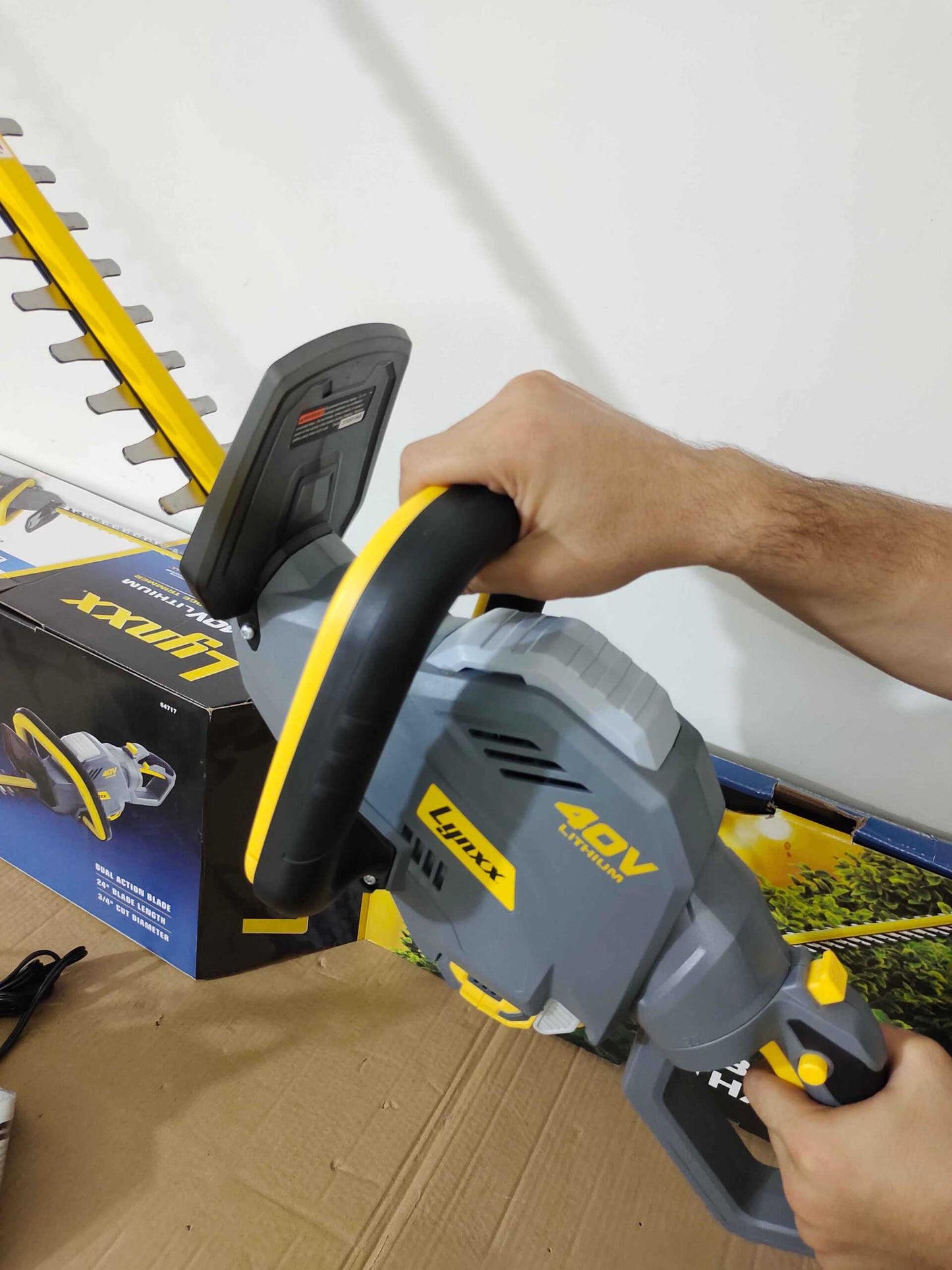 Lynxx 40V Lithium Cordless Hedge Trimmer ( USA LOT)