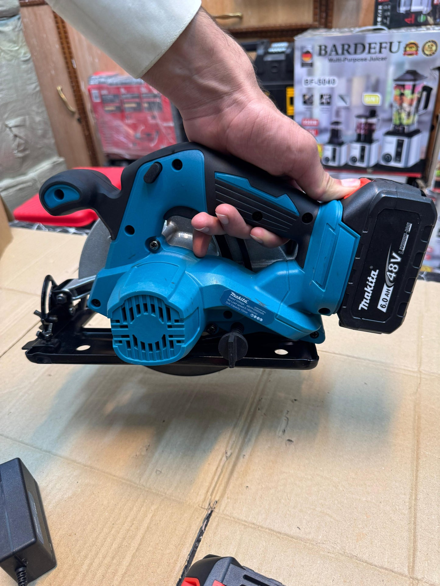MAKITA 48v 7 inch cordless circular saw ( hand cuter )