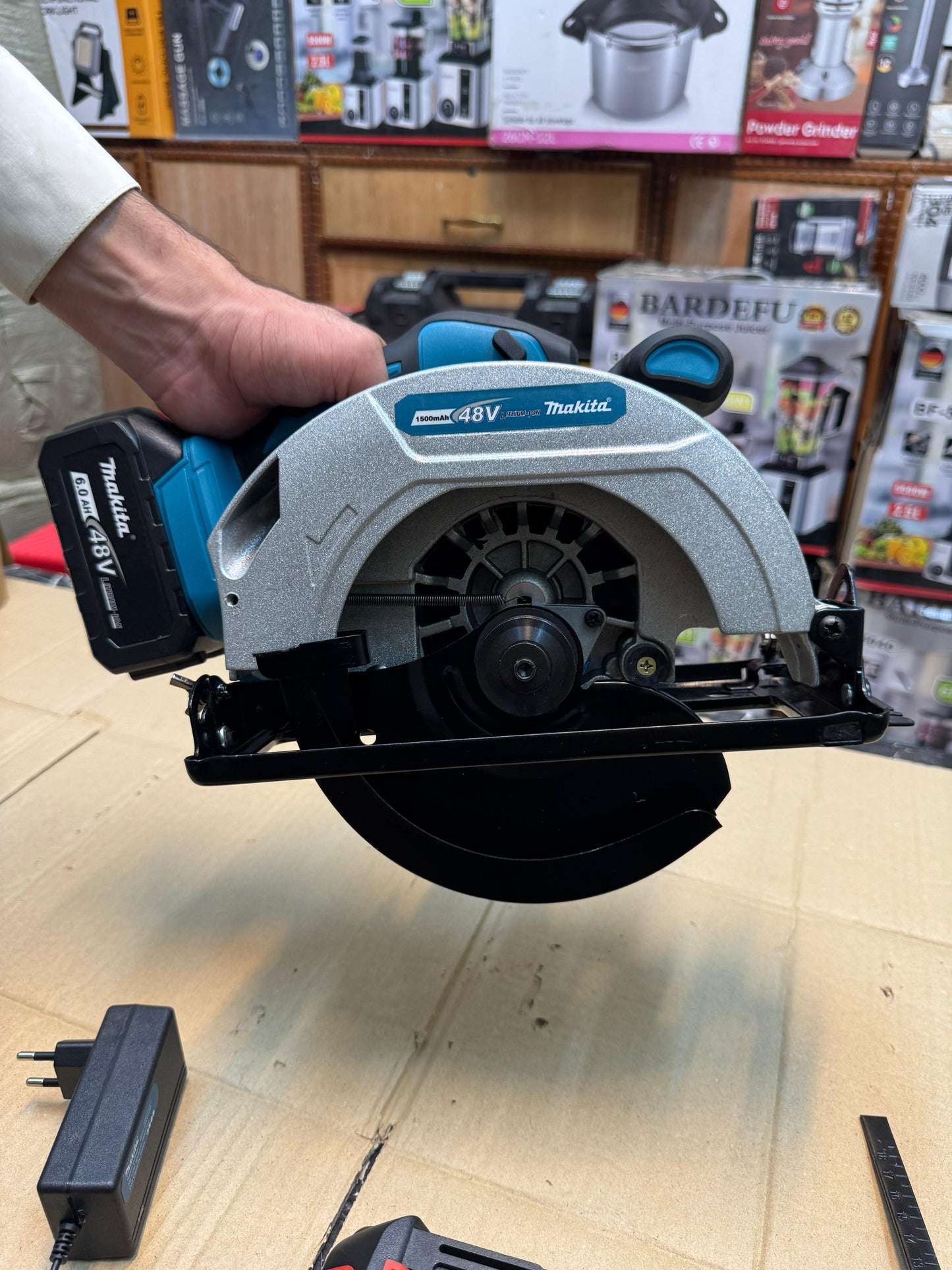 MAKITA 48v 7 inch cordless circular saw ( hand cuter )