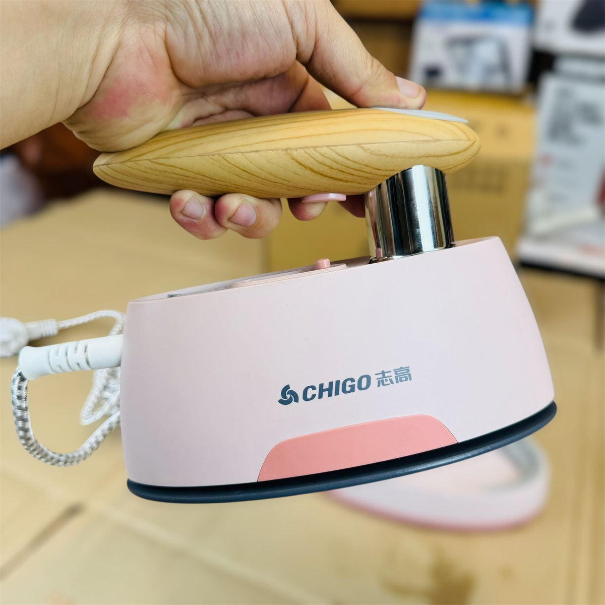 CHIGO hand held steam iron