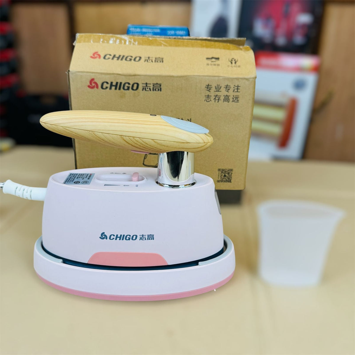 CHIGO hand held steam iron