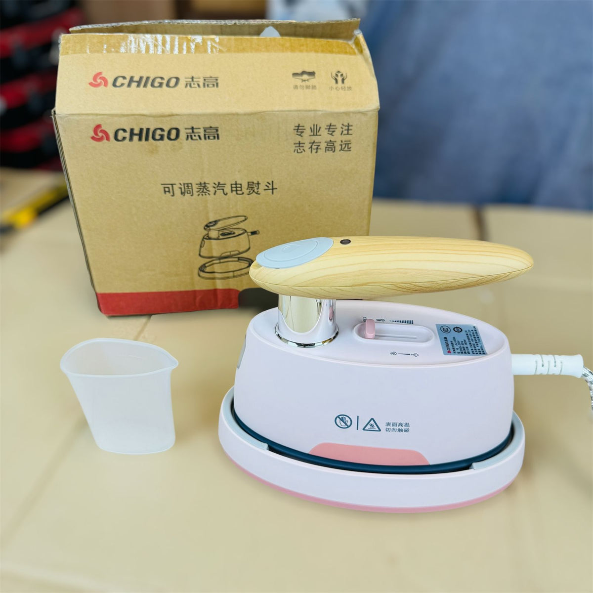 CHIGO hand held steam iron