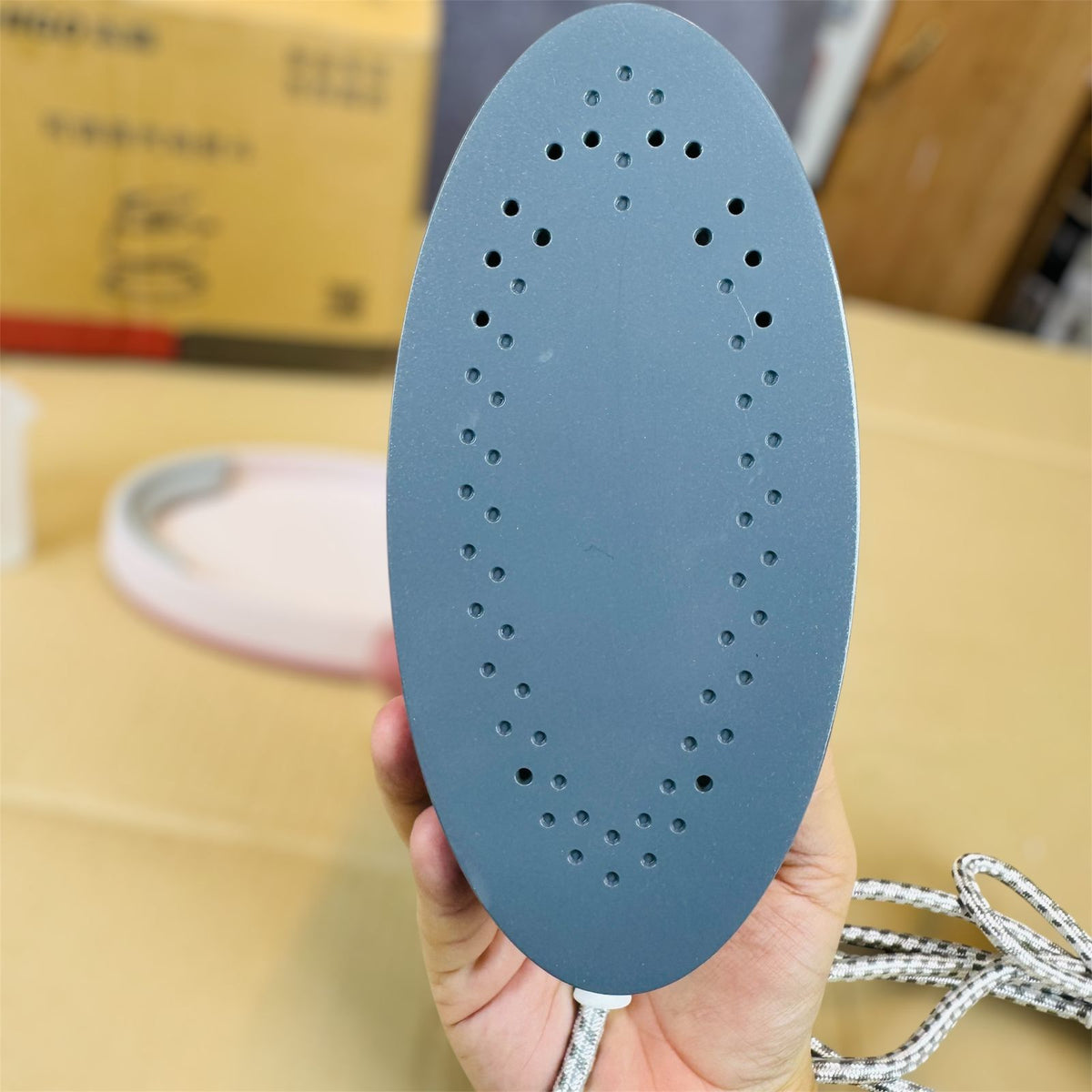 CHIGO hand held steam iron