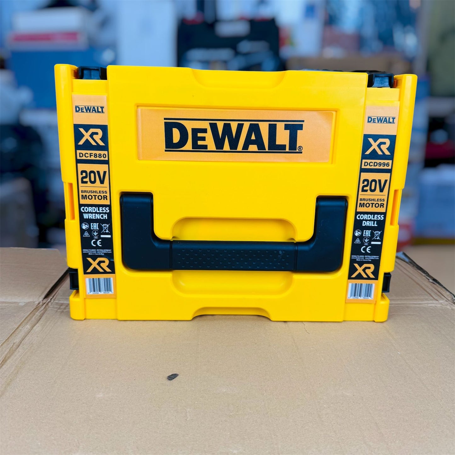 Dewalt 2 in 1 drill & impact wench with tools ( made in CZECH REPULIC )
