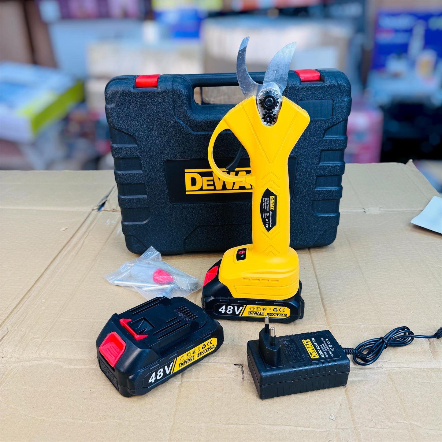 DeWalt 48V Cordless Electric Pruning Shear (Plant Cutter)