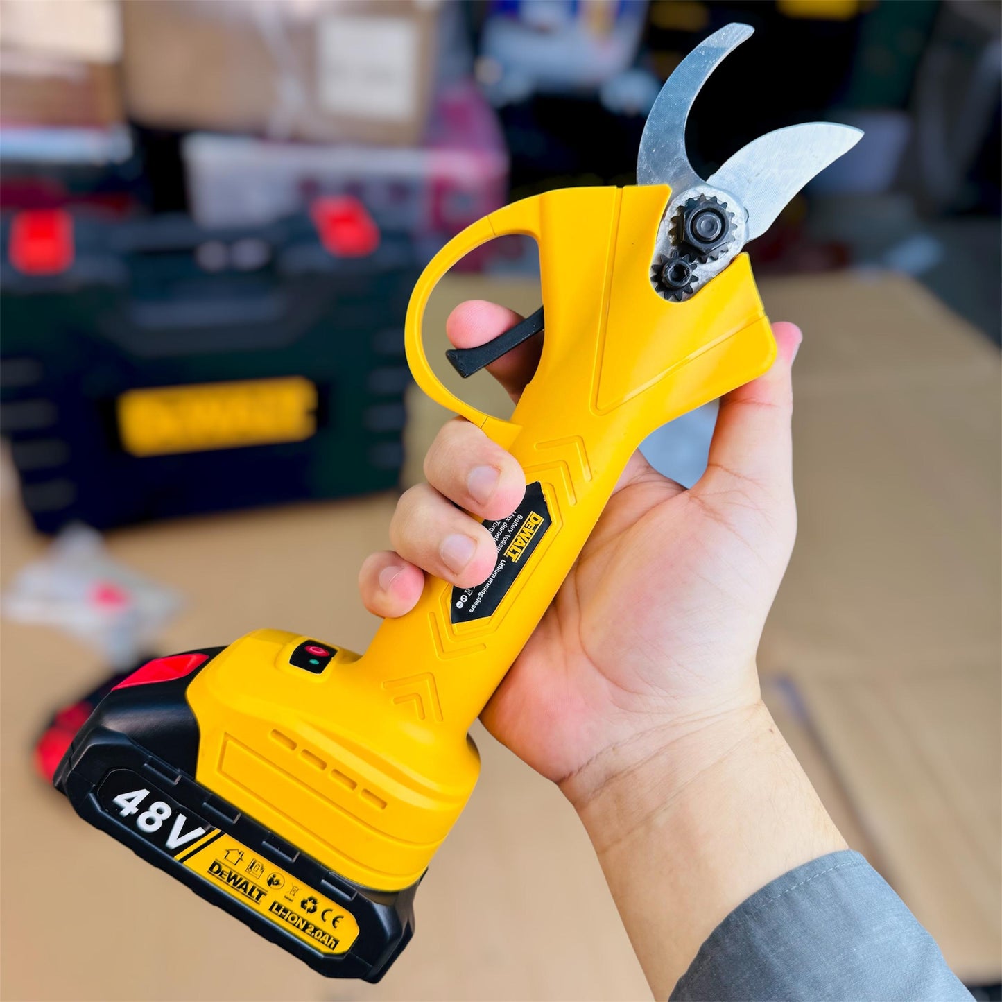 DeWalt 48V Cordless Electric Pruning Shear (Plant Cutter)