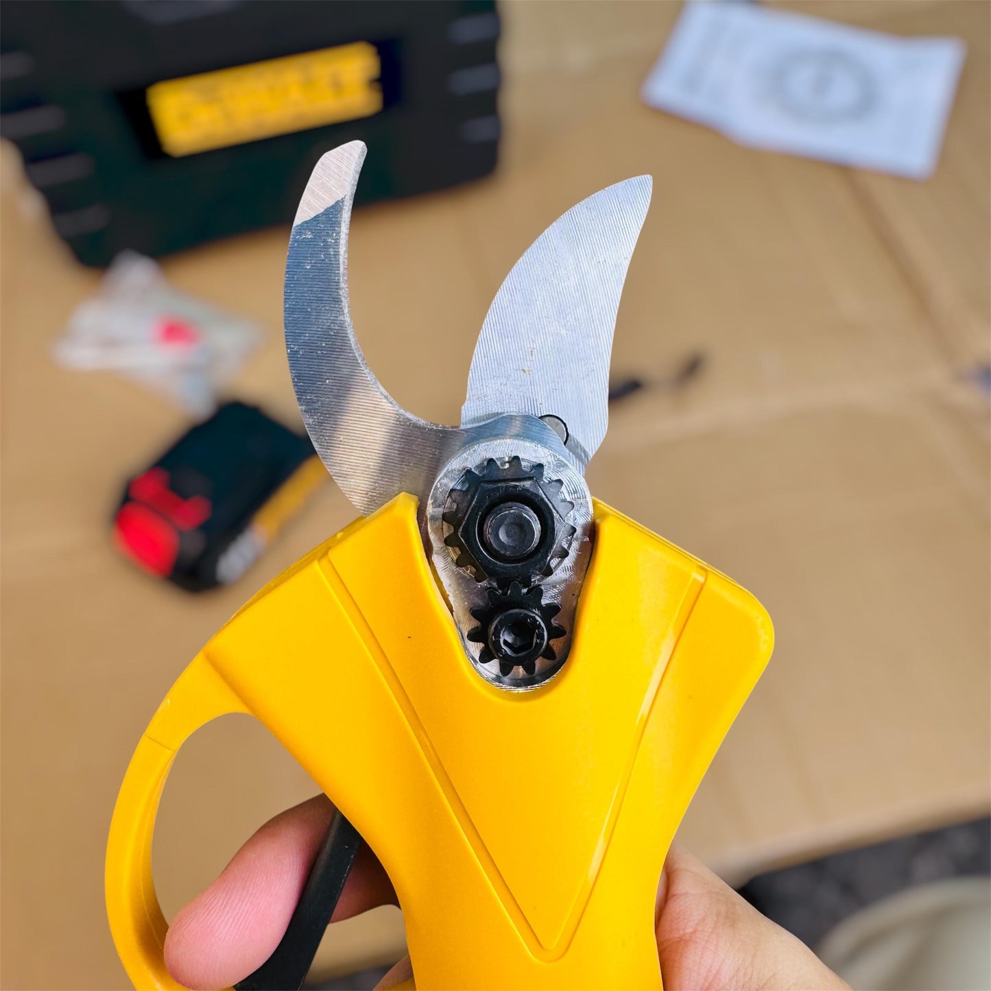 DeWalt 48V Cordless Electric Pruning Shear (Plant Cutter)