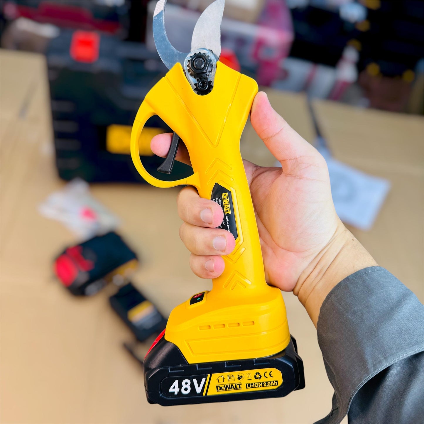 DeWalt 48V Cordless Electric Pruning Shear (Plant Cutter)