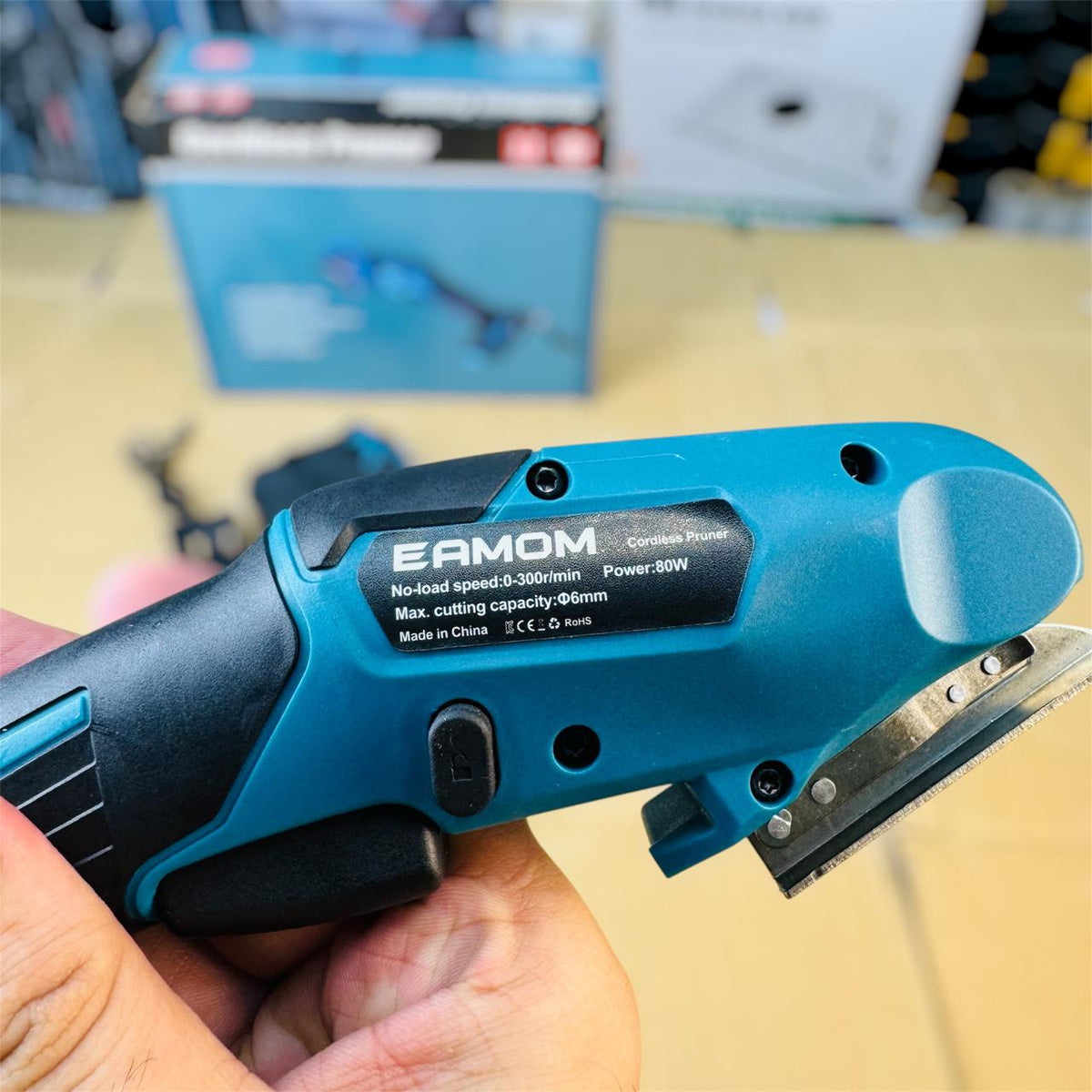 Eamon Cordless Pruner for clothes, carpet and carton