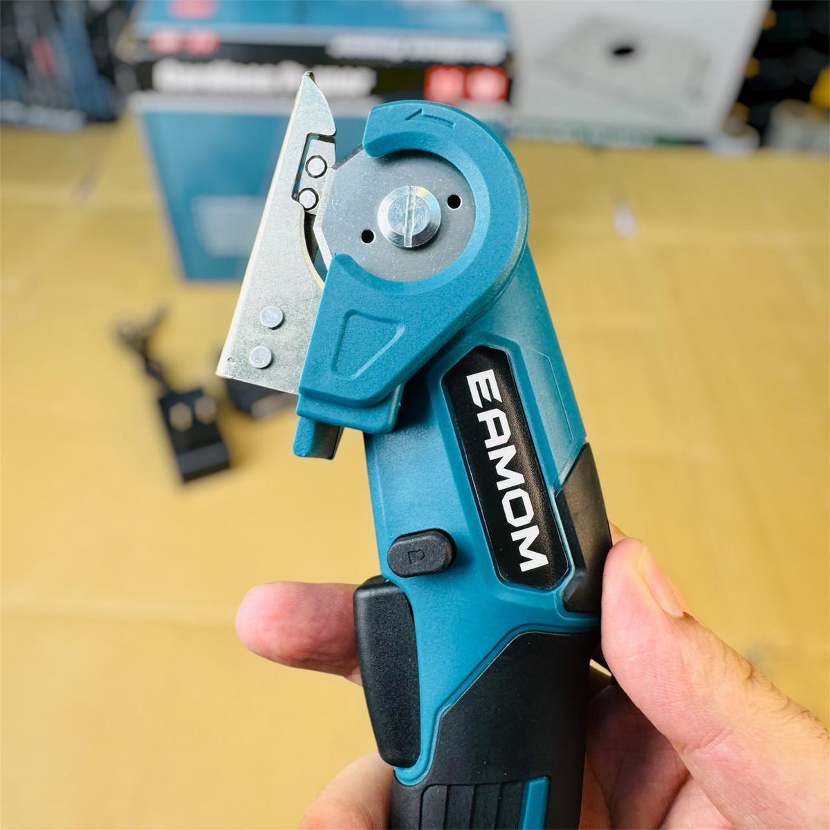 Eamon Cordless Pruner for clothes, carpet and carton