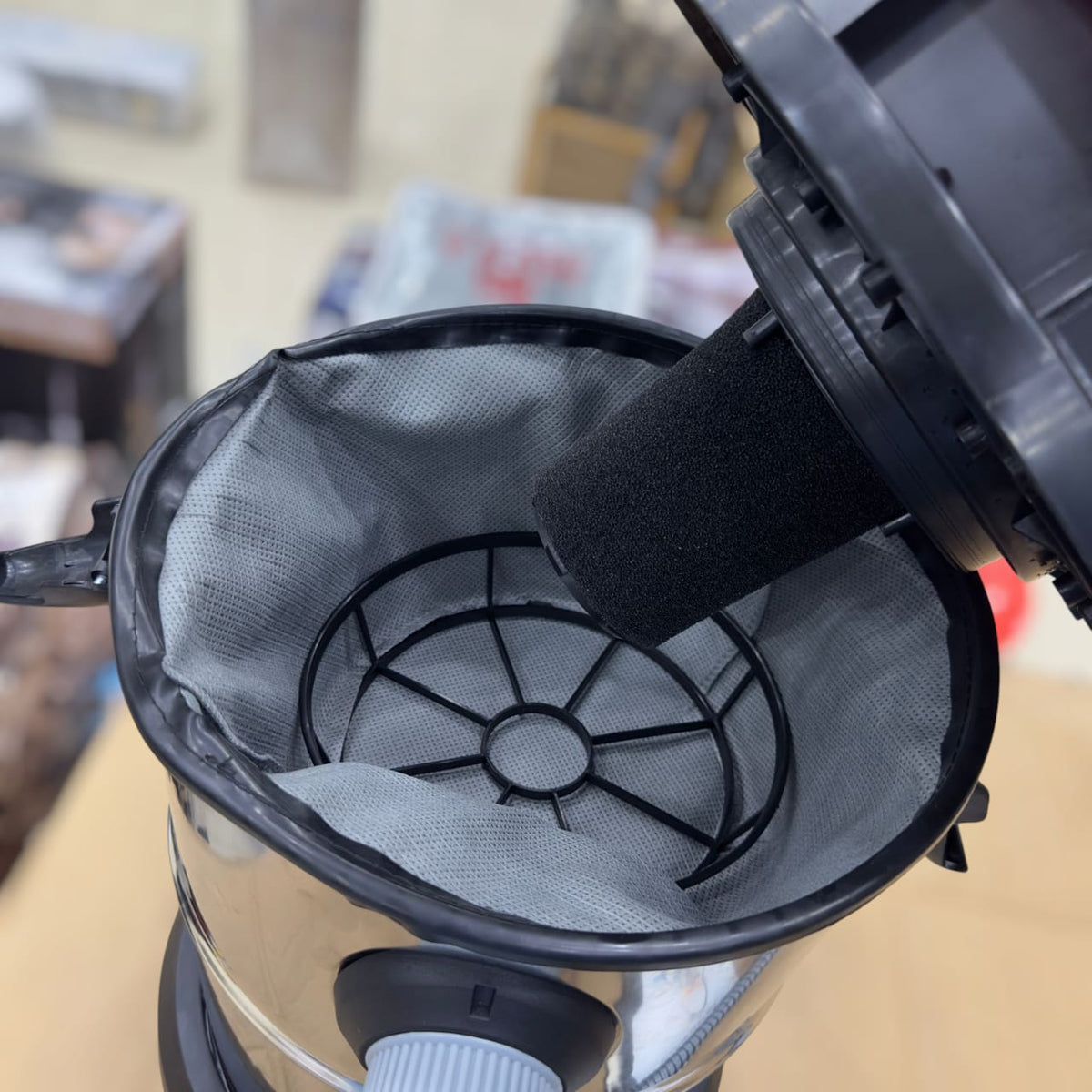Geepas 19011 vacuum cleaner tank capacity view